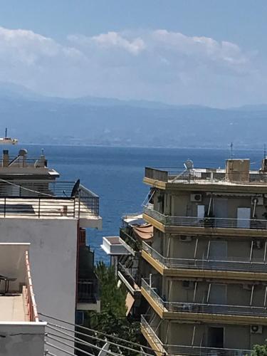 vistas al océano desde un edificio en Loutraki Vacation en Loutráki