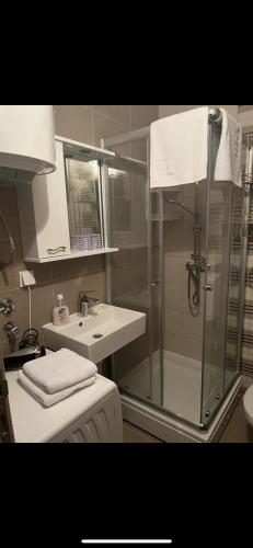 La salle de bains est pourvue d'une douche et d'un lavabo. dans l'établissement Smart Bijela, à Bijela