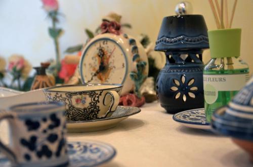 ControguerraにあるB&B Villa Soleの青白の皿と花瓶が並ぶテーブル