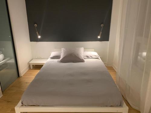 um quarto com uma cama grande e uma cabeceira preta em Trés Beau Studio (face bois), 10mn de l'Etoile em Neuilly-sur-Seine