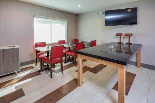 a dining room with a table and red chairs at Holiday Inn Express - Sunnyvale - Silicon Valley by IHG in Sunnyvale