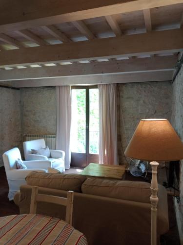 un salon avec un canapé et une lampe dans l'établissement mas de karlotte, à Pernes-les-Fontaines