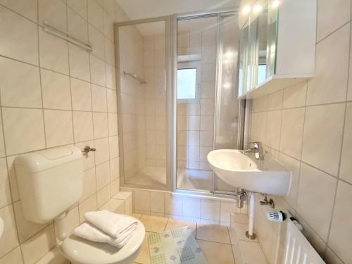 ein Badezimmer mit Toilette und Waschbecken in der Unterkunft Ferienwohnungen Stadtmitte - Fewo 1 in Sassnitz