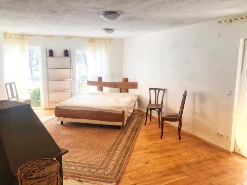 una camera con letto, tavolo e sedie di Wohnung 6 und 7 a Burghaslach
