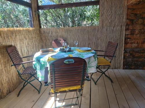 einen Tisch und Stühle auf einer Veranda in der Unterkunft In Casa in Casta