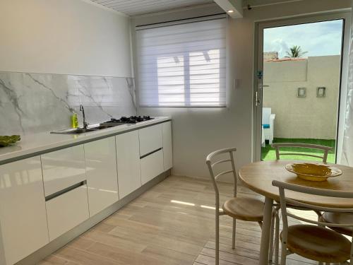 a kitchen with a table and a table and chairs at Tu Casita en Aruba in Palm-Eagle Beach