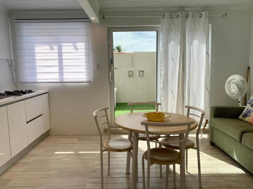 a kitchen and dining room with a table and chairs at Tu Casita en Aruba in Palm-Eagle Beach