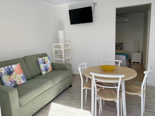 a living room with a couch and a table at Tu Casita en Aruba in Palm-Eagle Beach