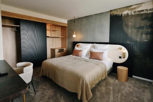 Ένα ή περισσότερα κρεβάτια σε δωμάτιο στο Golden Tulip Reims Bezannes