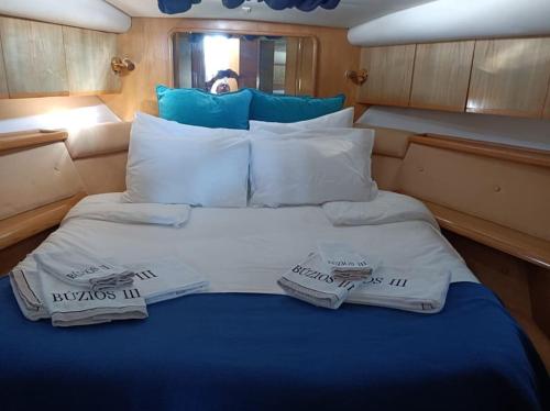 a large bed in the back of a boat at Barco Apartamento Buzios III Cascais in Cascais