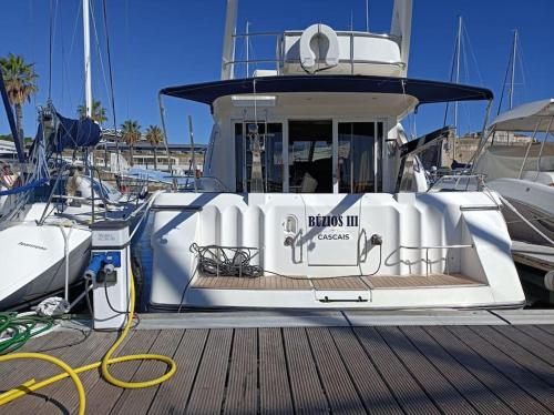 a boat is docked in a marina at Barco Apartamento Buzios III Cascais in Cascais