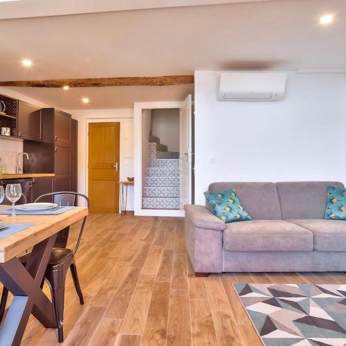 un salon avec un canapé et une table dans l'établissement Duplex 6 Pers - Panoramic Sea View - Old City - 2 mn Beach, à Menton