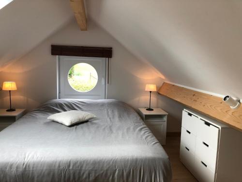 WanzeにあるJuste à Côté, Maison de caractère avec piscineの白いベッドと窓のある寝室