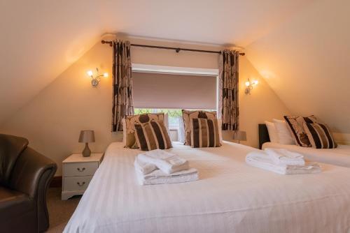 a bedroom with two beds and a window at Bridge Hotel Brandon in Brandon