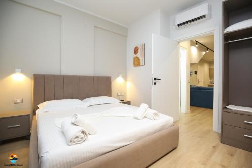 Sunny Hill Residence في فلوره: غرفة نوم بسرير ابيض كبير مع مخدات بيضاء