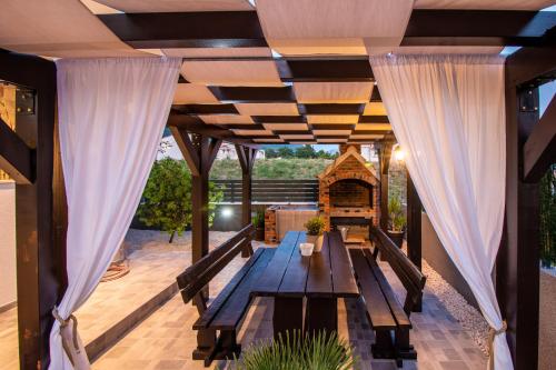 Villa Olea-with pool, sea view, near Split airport