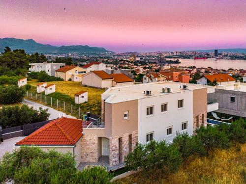 Villa Olea-with pool, sea view, near Split airport