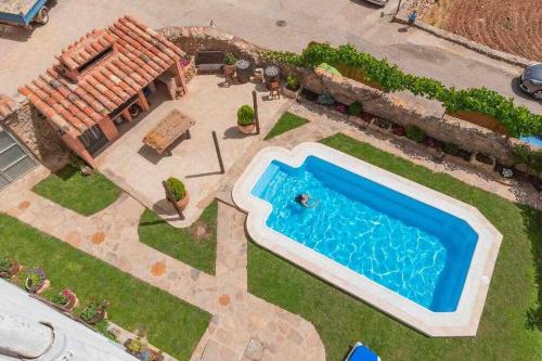 una vista aérea de una piscina en un patio en Casa Fuster, en San Agustín