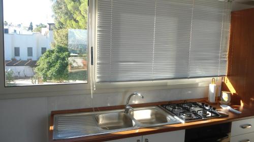 レウカにあるAttico Panoramicoのキッチン(シンク付)、窓