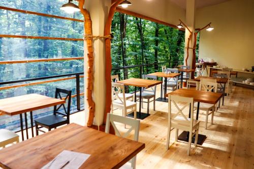 Restoran või mõni muu söögikoht majutusasutuses Eco Village In The Forest
