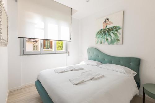 a bedroom with a bed with a green headboard at Un sogno sul lago Home Relax in Stresa