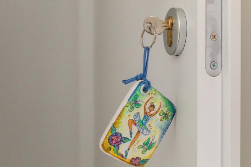 a bag hanging from a door handle at Un sogno sul lago Home Relax in Stresa