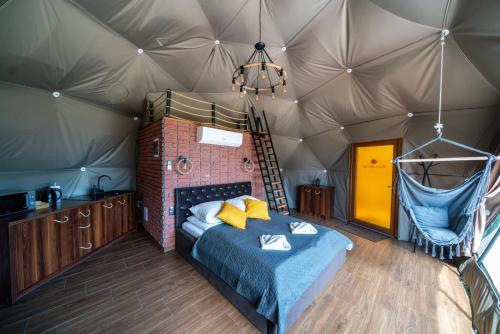 Una cama o camas en una habitación de Peak Glamp & Jacuzzi