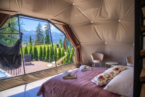 Una cama o camas en una habitación de Peak Glamp & Jacuzzi