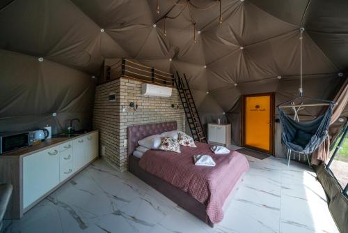 Una cama o camas en una habitación de Peak Glamp & Jacuzzi