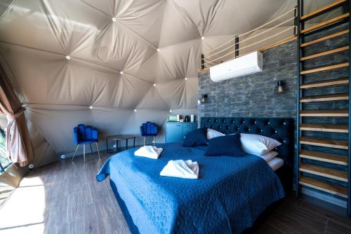 Una cama o camas en una habitación de Peak Glamp & Jacuzzi