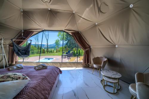 Un lugar para sentarse en Peak Glamp & Jacuzzi