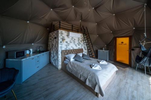Una cama o camas en una habitación de Peak Glamp & Jacuzzi