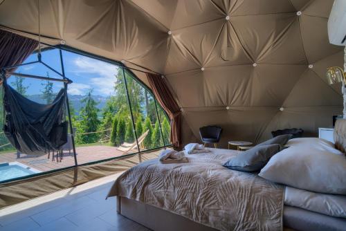 Una cama o camas en una habitación de Peak Glamp & Jacuzzi