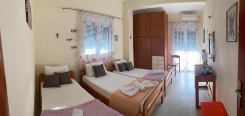 Katil atau katil-katil dalam bilik di Villa Christina ,Kalogria beach