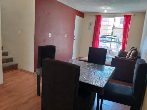 a dining room with a table and chairs and a couch at A 10 min del zócalo!! Casa de 2 plantas in Atlixco