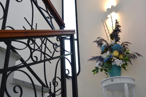 a vase with a bouquet of flowers in it at Andrea Room&Breakfast in Capaccio-Paestum