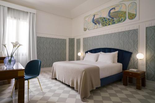 Un pat sau paturi într-o cameră la Patria Palace Lecce