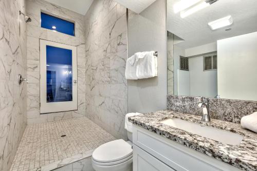 LUXE 4 Blue Diamond Lake Tahoe Lodge tesisinde bir banyo