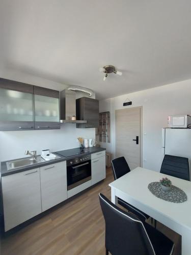Kuchyň nebo kuchyňský kout v ubytování Apartments Marica