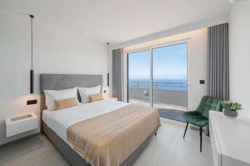 Postel nebo postele na pokoji v ubytování Intelsol Calheta Apartments by An Island Apart