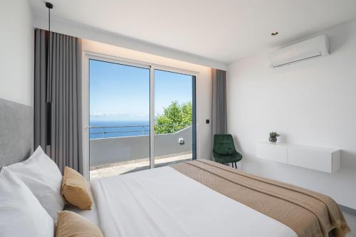 Katil atau katil-katil dalam bilik di Intelsol Calheta Apartments by An Island Apart