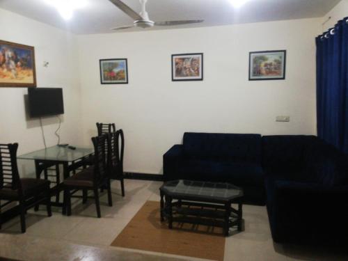 uma sala de estar com um sofá e uma mesa em Lovely 1-Bedroom Apartment em Lahore