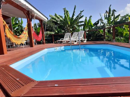 בריכת השחייה שנמצאת ב-Villa de 4 chambres avec piscine privee jardin clos et wifi a Saint Francois a 7 km de la plage או באזור