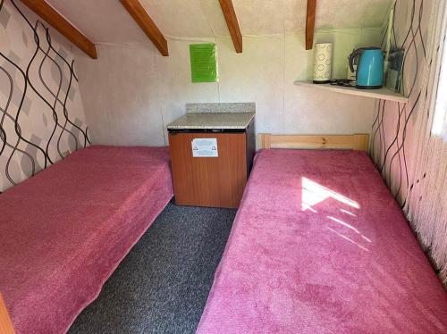 Habitación pequeña con 2 camas y barra. en siedlisko pod dębami en Romankowo