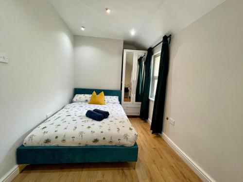 een slaapkamer met een bed met een blauw hoofdeinde bij One Bedroom Apartment In City Centre in Cardiff
