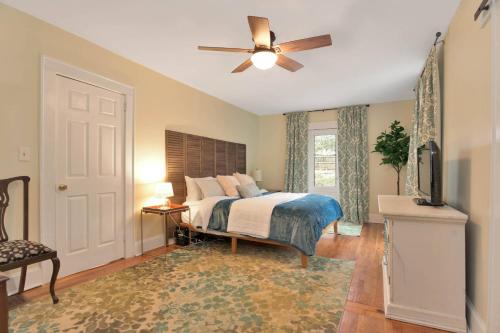 - une chambre avec un lit et un ventilateur de plafond dans l'établissement Coral Door, à Atlanta