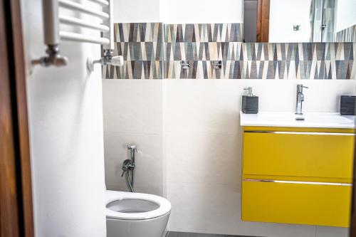 een badkamer met een toilet en een wastafel bij Vicolo delle Forbici in Città della Pieve
