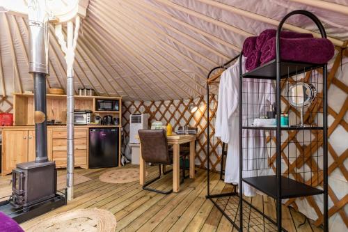 Zdjęcie z galerii obiektu Luxury Yurt with Hot Tub - pre-heated for your arrival w mieście Buxton