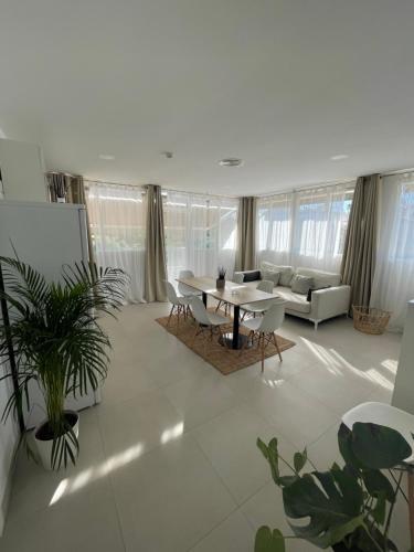 ein Wohnzimmer mit einem Tisch und einem Sofa in der Unterkunft Villamartin Hotel GHB in Orihuela