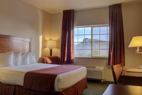 A bed or beds in a room at Allington Inn & Suites Kremmling